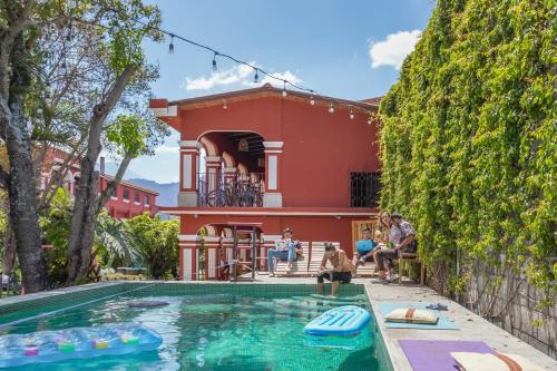 une maison avec une piscine en face d'une maison dans l'établissement Socialtel Antigua - formerly Selina Antigua, à Antigua Guatemala