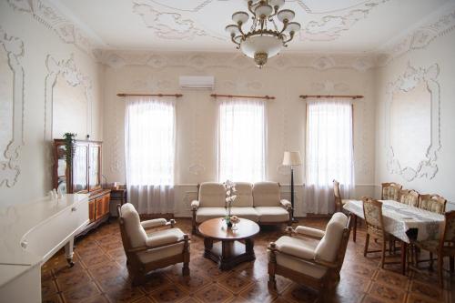 O zonă de relaxare la The Grand Piano Villa