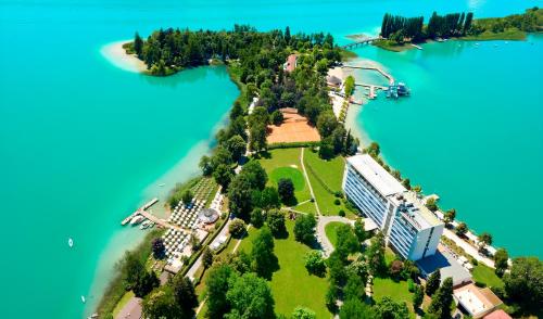 un'isola in mezzo a un corpo d'acqua di Parkhotel Pörtschach - Das Hotelresort mit Insellage am Wörthersee a Pörtschach am Wörthersee