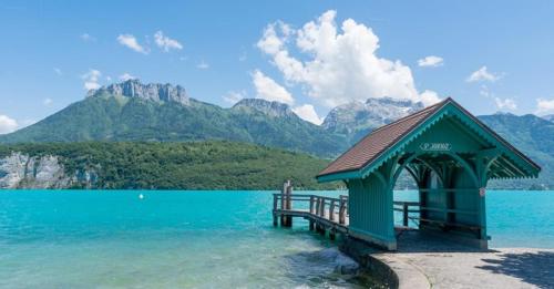 altana siedząca na środku jeziora w obiekcie L'appartement d'Anna w Annecy