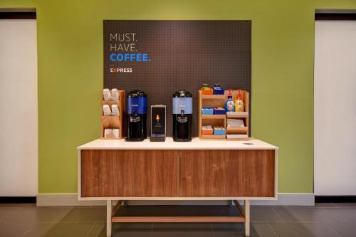 Coffee at tea making facilities sa Holiday Inn Express & Suites - Galveston Beach, an IHG Hotel