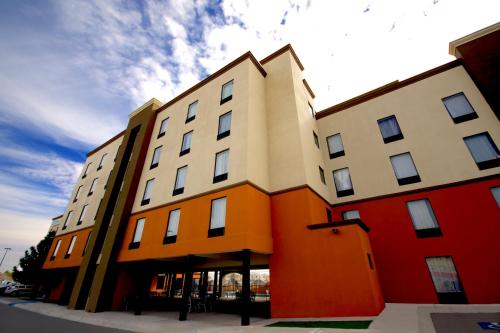 een gebouw met oranje en wit bij Hotel Consulado Inn in Ciudad Juárez