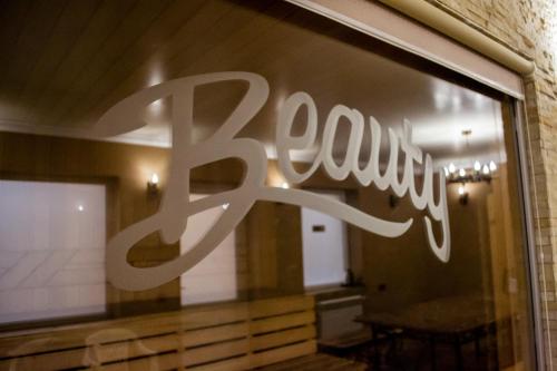 un grande cartello bianco in una finestra di un ristorante di Beauty Complex a Berehove