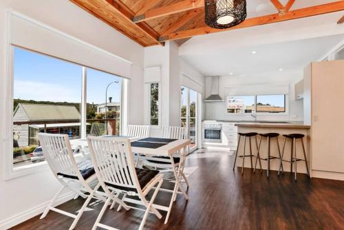 - une cuisine et une salle à manger avec une table et des chaises dans l'établissement Port Central No 2, à Port Campbell