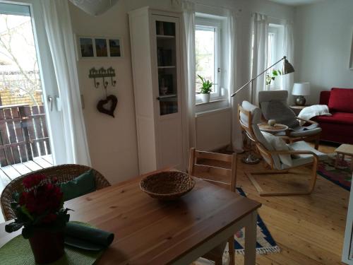 uma sala de estar com mesa e cadeiras em Haus Toni em Bad Füssing