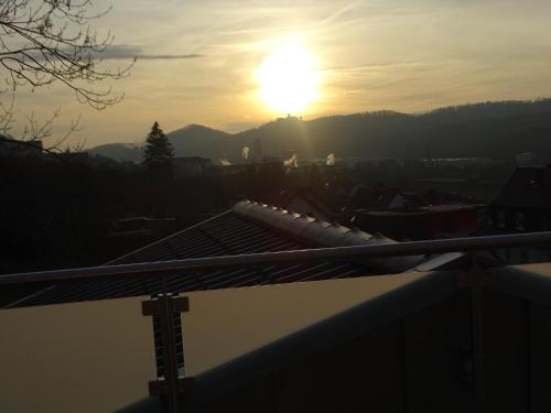 una vista de la puesta de sol desde el techo de un edificio en Villa von Boyneburgk, en Eisenach