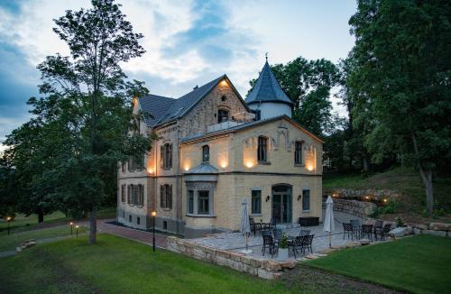 una casa grande con una torre encima en Villa von Boyneburgk, en Eisenach