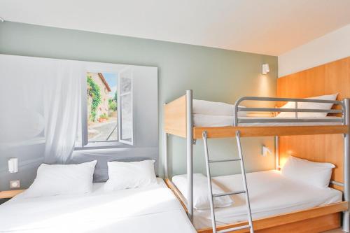 Uma cama ou camas num quarto em B&B HOTEL Valence Sud