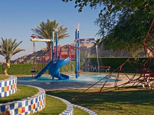 parco giochi con scivolo di Mercure Grand Jebel Hafeet Hotel a Al Ain