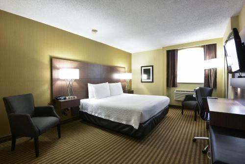 Katil atau katil-katil dalam bilik di Victoria Inn Hotel and Convention Center Winnipeg