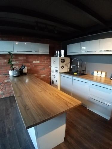 una cucina con ripiano in legno in una camera di LOFT 314 a Żyrardów