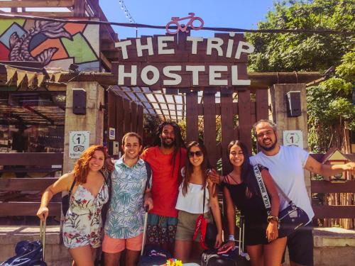 um grupo de pessoas em pé em frente ao hospital de viagem em The Trip Hostel em Punta del Este