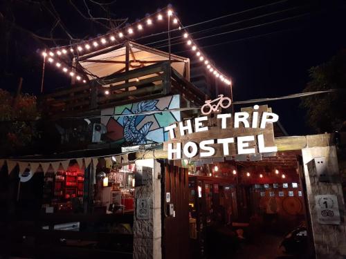 um sinal que diz que o hospital de viagem com luzes sobre ele em The Trip Hostel em Punta del Este