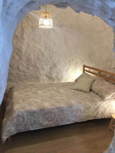 Säng eller sängar i ett rum på Casa Cueva “La Estrella”