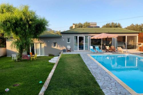 Swimmingpoolen hos eller tæt på Sunlit Pool House