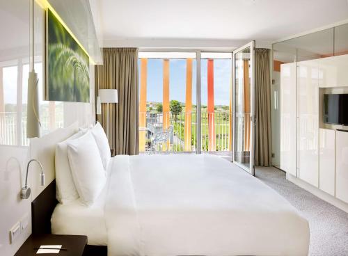 Cama ou camas em um quarto em Radisson Blu Hotel & Convention Centre Kigali