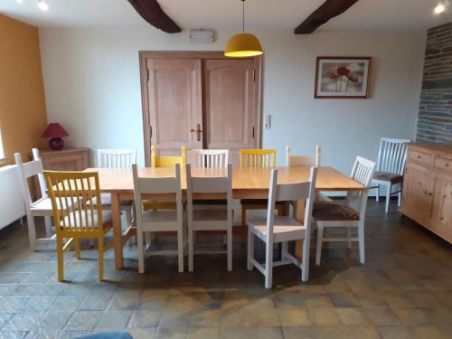 comedor con mesa de madera y sillas en Au bord de l'Eau, en Bastogne