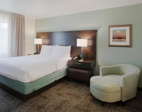 Gulta vai gultas numurā naktsmītnē Staybridge Suites Fayetteville by IHG