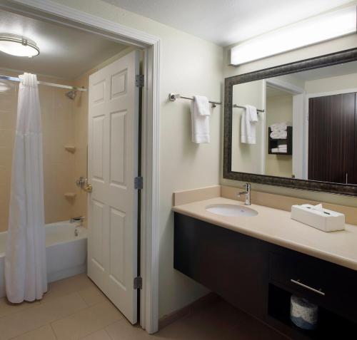 Vannas istaba naktsmītnē Staybridge Suites Fayetteville by IHG