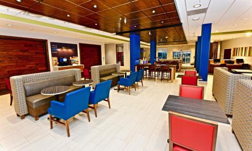 un ristorante con sedie e tavoli e un bar di Holiday Inn Express & Suites - Perryville I-55, an IHG Hotel a Perryville