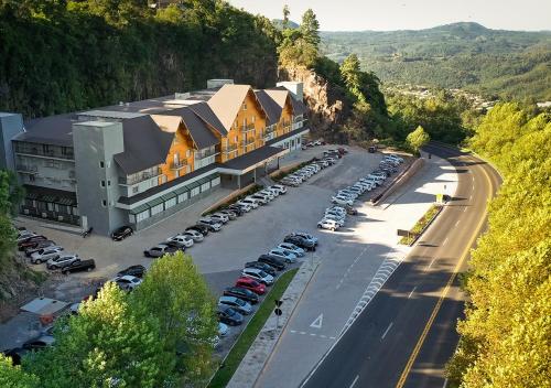 una vista aérea de un edificio con aparcamiento en Sky Palace Hotel, en Gramado