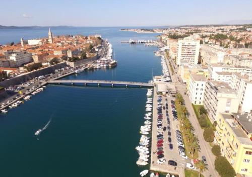 eine Luftansicht einer Stadt mit Hafen in der Unterkunft The View in Zadar