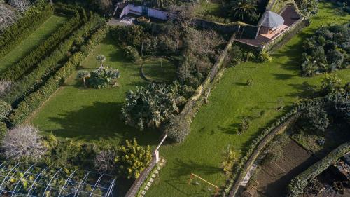 una vista aérea de un jardín con árboles y arbustos en Atlantico Apartments, en Ribeira Grande