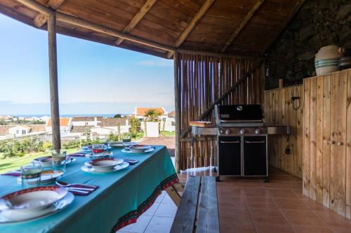 una mesa con platos de comida en un patio en Atlantico Apartments, en Ribeira Grande