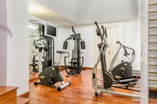 un gimnasio con varias cintas de correr y bicicletas estáticas en Eurostars Centrale Palace Hotel, en Palermo