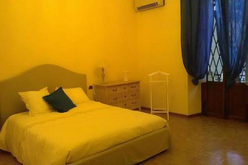 1 dormitorio con 1 cama, vestidor y ventana en Charming Family Lodge With Private Garage, en Florencia