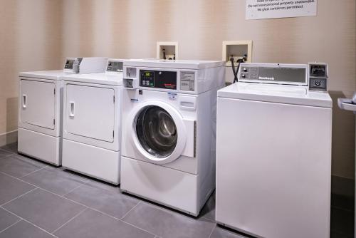 drie wasmachines en een wasmachine en droger in een kamer bij Holiday Inn Express & Suites Alamogordo Highway 54/70, an IHG Hotel in Alamogordo