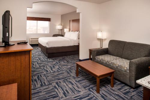 Krevet ili kreveti u jedinici u okviru objekta Holiday Inn Express & Suites Alamogordo Highway 54/70 by IHG