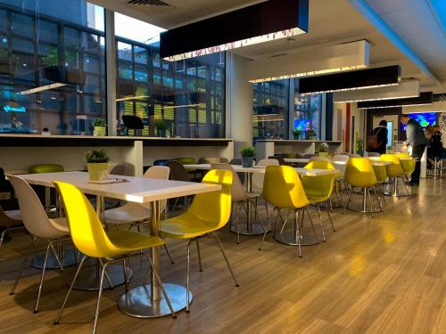 Seating area sa ibis budget Belfast City Centre