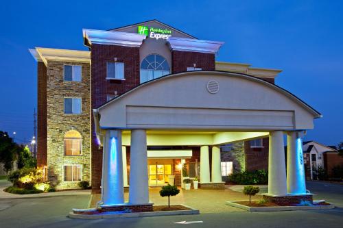 un hotel con gazebo di fronte a un edificio di Holiday Inn Express Hotel & Suites Lexington-Downtown University, an IHG Hotel a Lexington