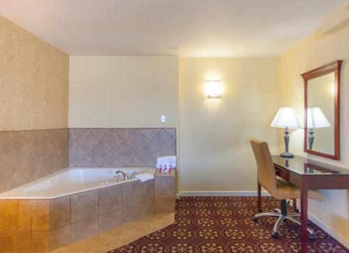 Un baño de Days Inn by Wyndham Shenandoah