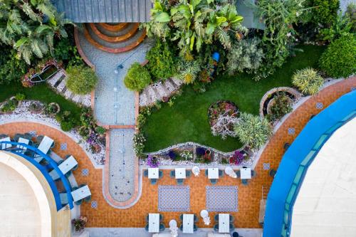 - une vue de tête sur un parc avec une aire de jeux dans l'établissement Merit Lefkosa Hotel & Casino, à Lefkosa Turk