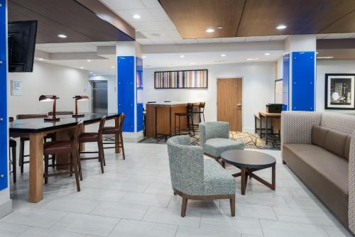 um átrio com um sofá, cadeiras e uma mesa em Holiday Inn Express & Suites- Sugar Land SE - Missouri City, an IHG Hotel em Missouri City