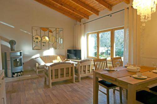 - un salon avec une table en bois et une salle à manger dans l'établissement Harzer Feriengarten, à Quedlinbourg