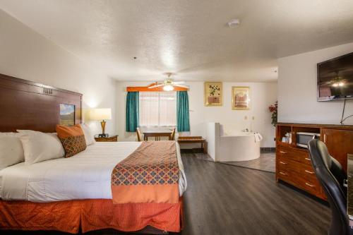 Кровать или кровати в номере Sandia Peak Inn Old Town ABQ, a Howard Johnson by Wyndham