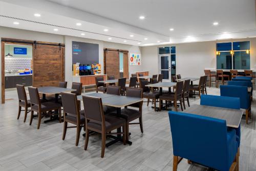 Un lugar para sentarse en Holiday Inn Express & Suites Lubbock Central - Univ Area, an IHG Hotel