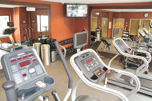 Fitness center at/o fitness facilities sa Holiday Inn Express & Suites Paducah West, an IHG Hotel