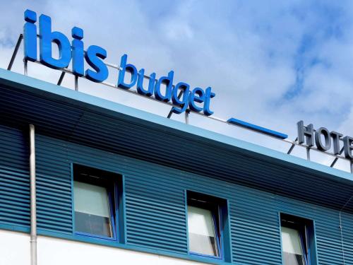 クイックボルンにあるIbis budget Hamburg Quickbornの建物上部の青い看板