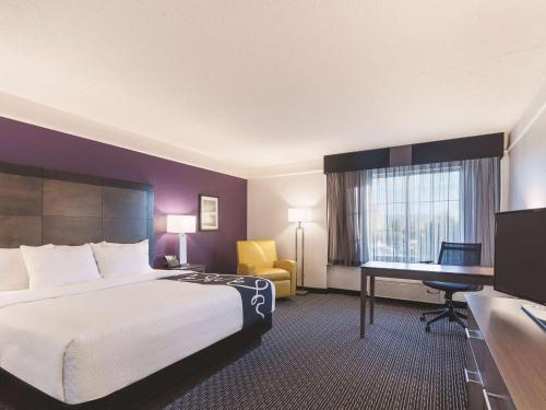 Tempat tidur dalam kamar di La Quinta by Wyndham Grand Junction Airport