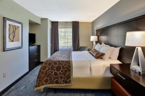 Кровать или кровати в номере Staybridge Suites Louisville - East by IHG