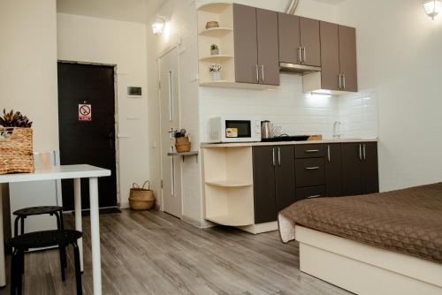 uma cozinha e um quarto com uma cama e uma mesa em Apartments at Kontorska 10 em Carcóvia