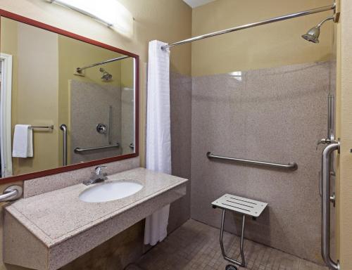 Un baño de Candlewood Suites - Texas City, an IHG Hotel