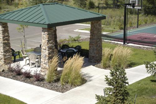 Garden sa labas ng Staybridge Suites Colorado Springs North, an IHG Hotel