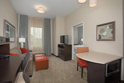 Et tv og/eller underholdning på Staybridge Suites Denver South - Highlands Ranch, an IHG Hotel