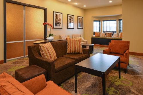 Staybridge Suites Merrillville, an IHG Hotel tesisinde bir oturma alanı