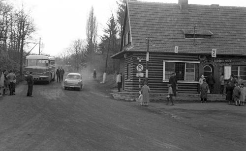 grupa osób stojących przed domkiem w obiekcie Mátraházai Üdülőház w mieście Mátraháza